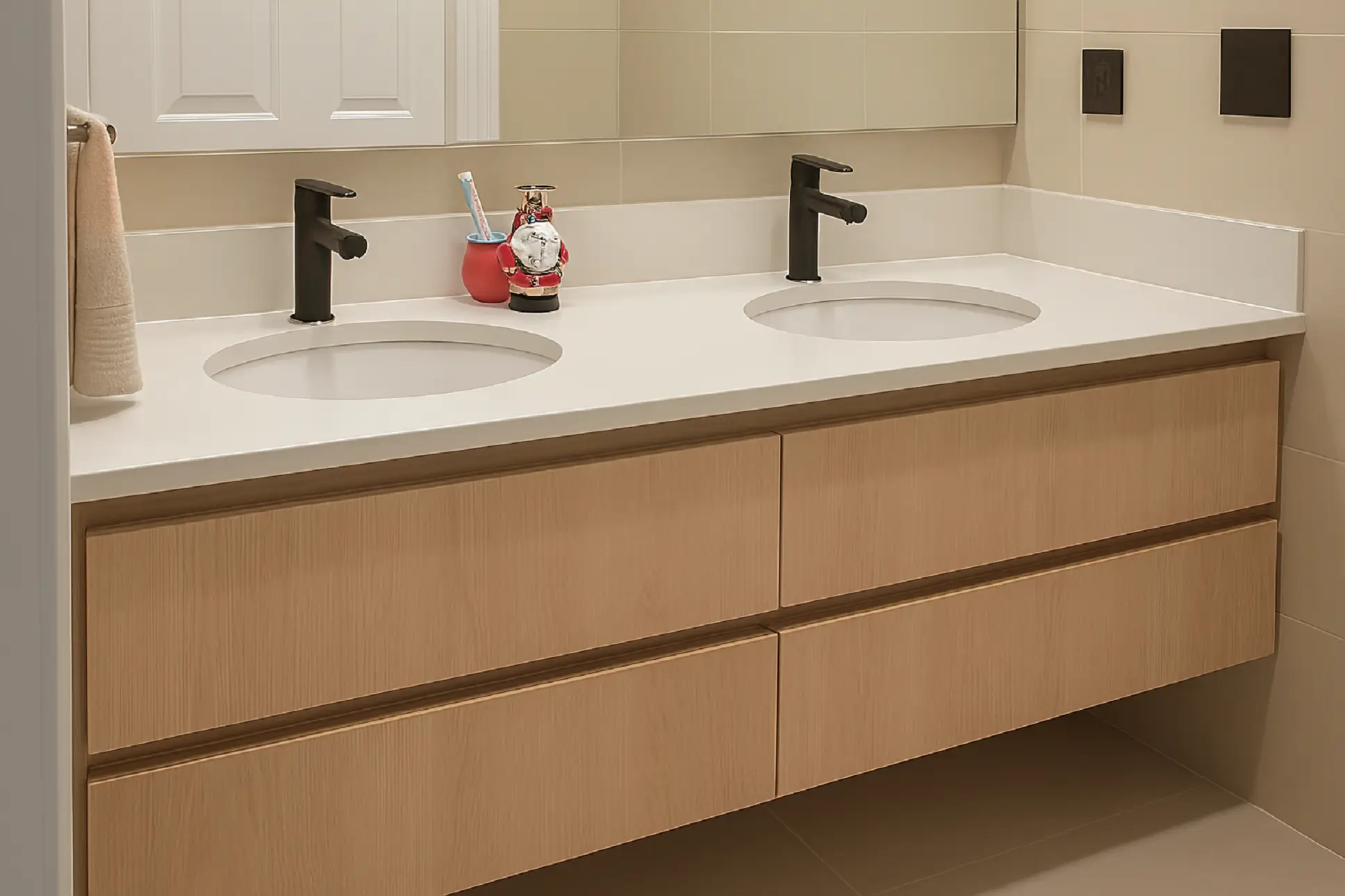 Vanitorio doble de baño moderno con lavamanos circulares, grifería negra y cajonera en madera clara, diseño de Style Muebles